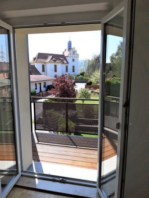 Wohnzimmer mit Balkon und Aussicht