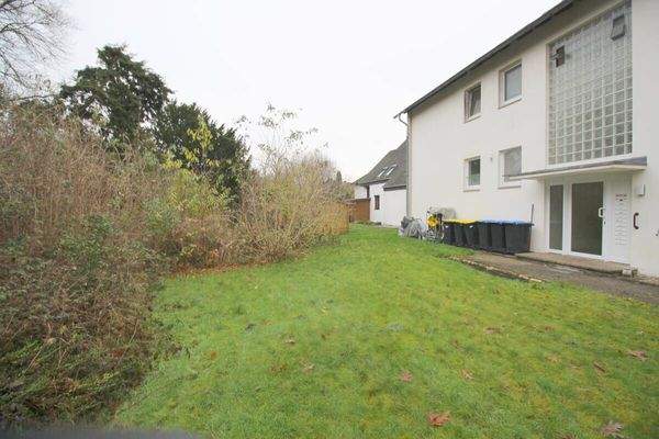 Hinterer Gartenbereich u. MFH-Eingang