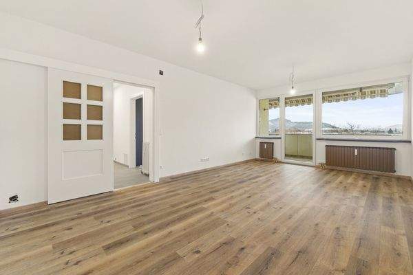 Schöne, sanierte 3 Zimmer Wohnung (Penthouse) 95,00m² mit Westloggia in Waidmannsdorf - Lodengasse