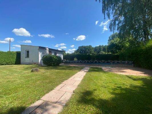 Freischwimmbecken mit Poolhaus