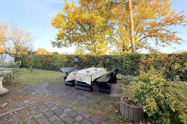 gepflasterte Sitzgruppe im Garten