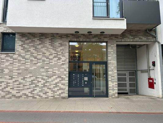 Hauseingang und Zufahrt zur Tiefgarage