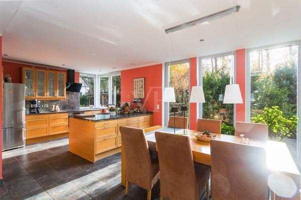 Heller Essbereich mit offener Küche