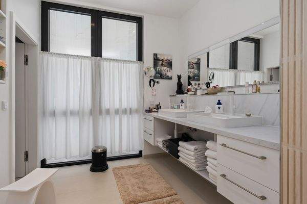 Tageslichtbad (12,93m²) mit zwei Waschbecken, ...