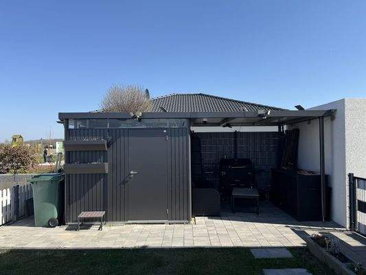 Gerätehäuschen mit Überdachung