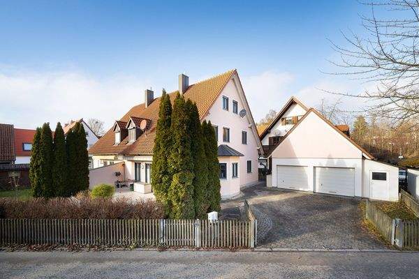 Hofeinfahrt/Doppelgarage