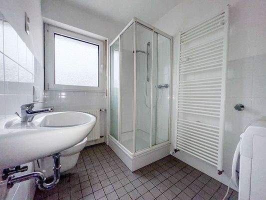 1st Floor: Bathroom with shower