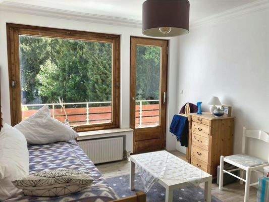 weiteres schönes Zimmer mit Zugang zum Balkon