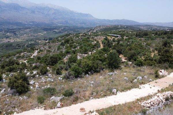 Kreta, Litsarda: Ruhiges Grundstück mit Baugenehmigung und atemberaubender Aussicht auf die Landschaft zu verkaufen