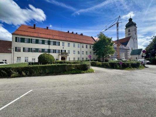 Schloß mit angrenzender St. Sebastian Kirche