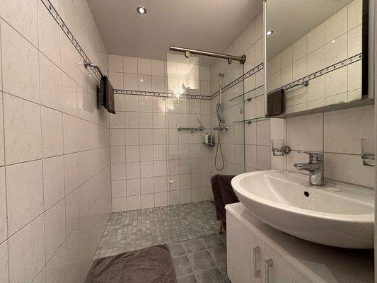 Foto 7 - Bild Badezimmer 2.jpeg