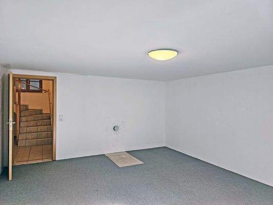 Hobbyraum Gegenrichtung mit Kaminofenanschluss