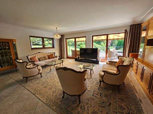 Wohnbereich mit Gartenblick