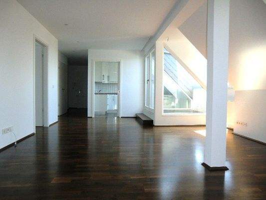 Teilansicht Wohnzimmer( Blick Richtung Küche) .JPG