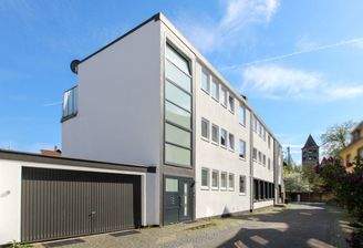 Seitliche Außenansicht mit Doppelgarage