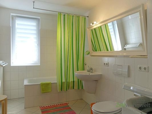 Bad mit Wanne und WC
