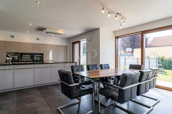 Essbereich mit offener Küche und Blick in den Garten