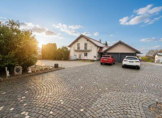 Großzügiger, gepflegter Zufahrtsbereich mit modernem Haus und Carport
