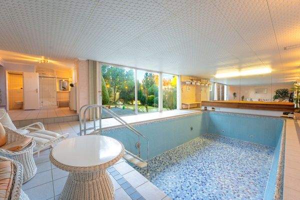 Schwimmbad mit Saunabereich