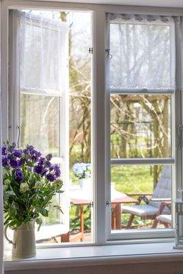Detailaufnahme der dänischen Fenster mit Blick ins Grüne.