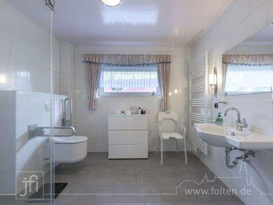 modernes Duschbad im EG