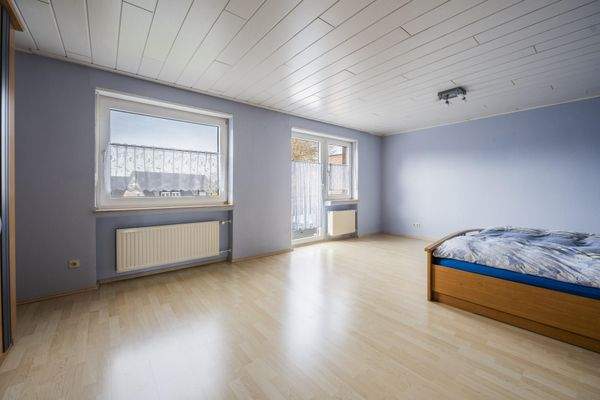 Schlafzimmer mit Zugang zum Balkon