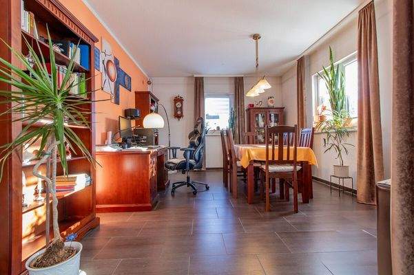 Essbereich mit Platz für Büroecke