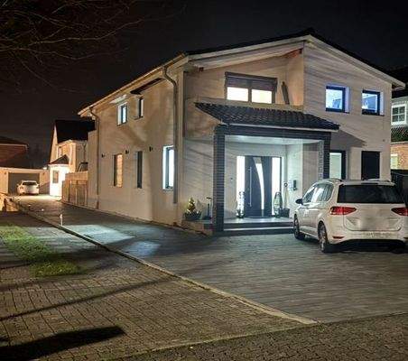 Hausansicht im Dunkeln