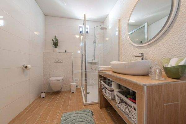 Zwei moderne und komfortable Bäder