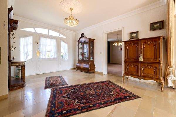 hochwertiger Travertin im Eingangsbereich 