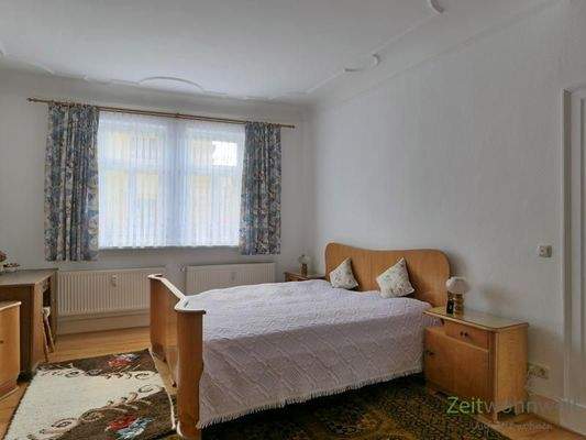 Doppelbett und Stuckdecke