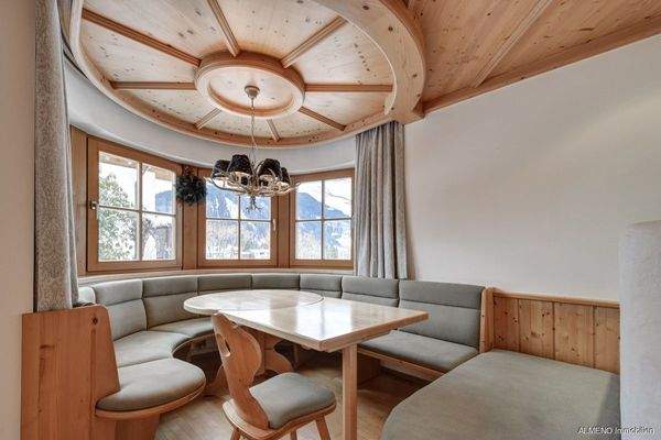 Essbereich mit Kachelofen 