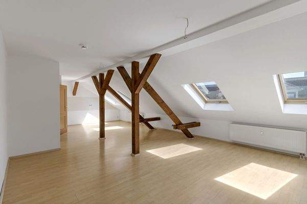 Wohnzimmer mit offener Küche