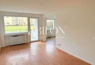 Wohnzimmer (Ansicht Balkon+Küche)