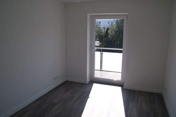 Zimmer im DG mit Balkonzugang.JPG