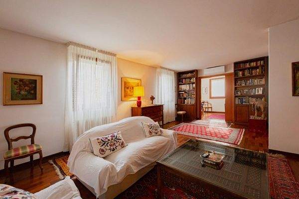 Eckhaus in Udine in der Via Grazzano