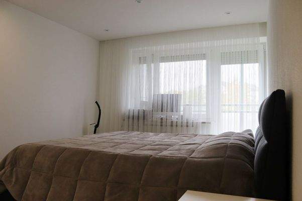 Schlafzimmer mit Balkonzugang