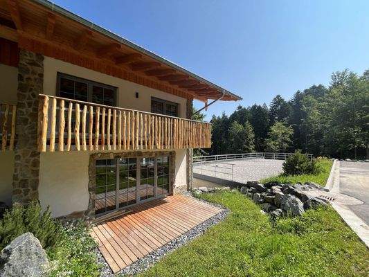 Außenansicht Reiheneckhaus mit Terrasse und Balkon