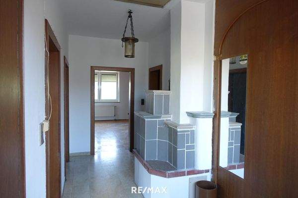 Vorraum mit Kachelofen