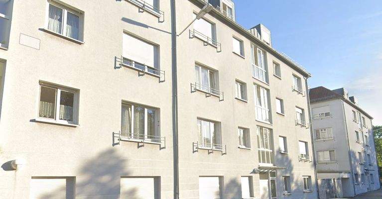 Moderner Duplex-Parkplatz