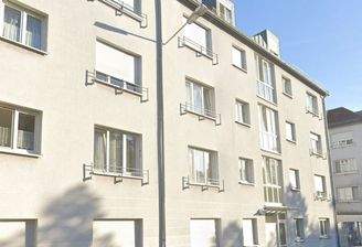 Moderner Duplex-Parkplatz