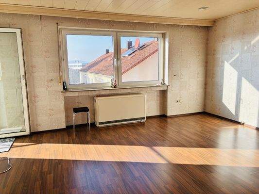 großes, helles Wohnzimmer mit Balkonzugang