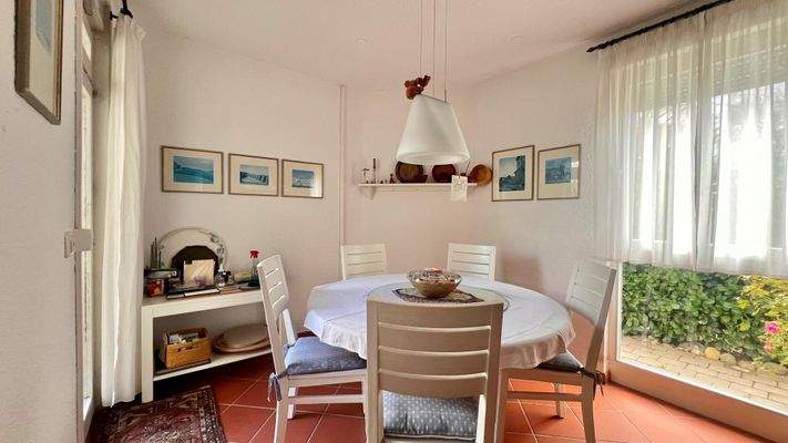 Esszimmer mit Zugang Terrasse und Garten