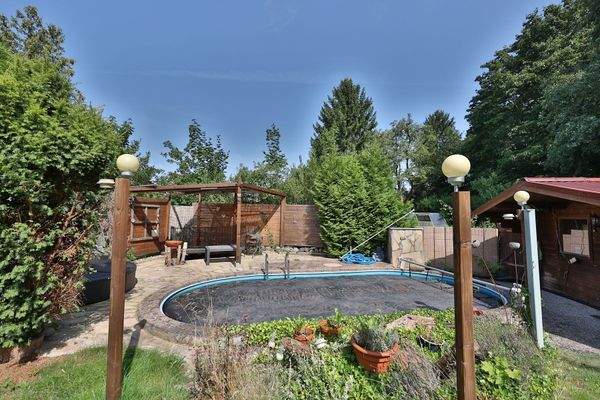 Swimmingpool mit Gartenhaus