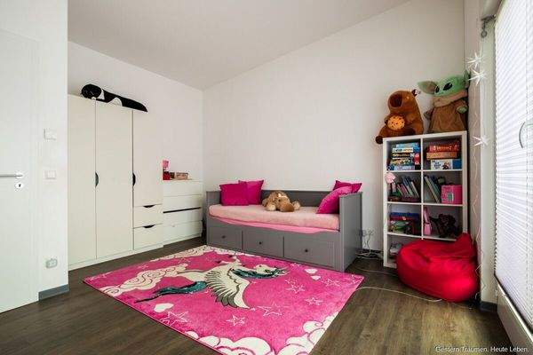 Schlafzimmer 4 Dachgeschoss + Zugang zur Terrasse