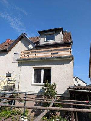 Hausansicht mit Balkon