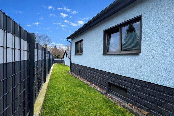 Garten mit neuer Zaunanlage