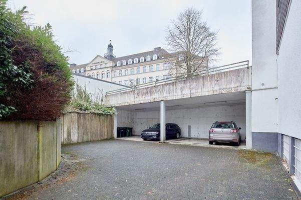 Innenhof mit eigenen Parkplätzen