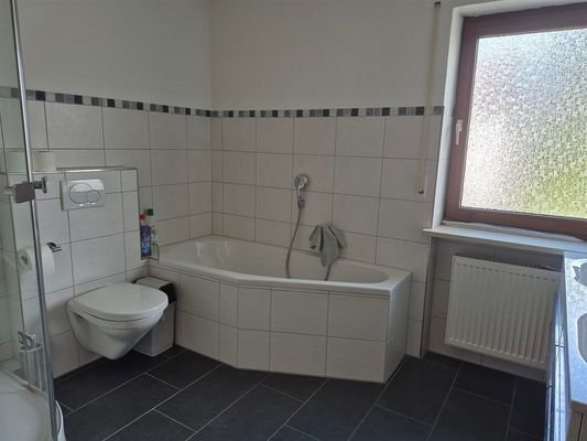 Bad mit Wanne u. Dusche im OG