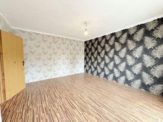 Schladzimmer mit Zugang zum Balkon OG